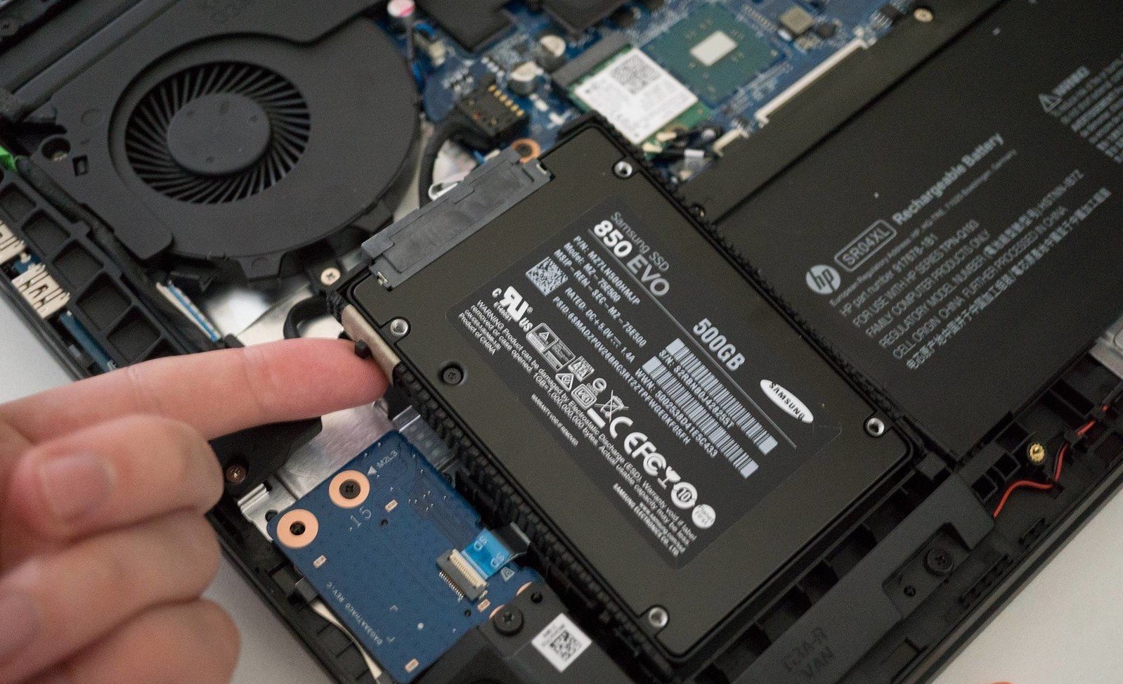 Laptop geopend voor een hardware-upgrade
