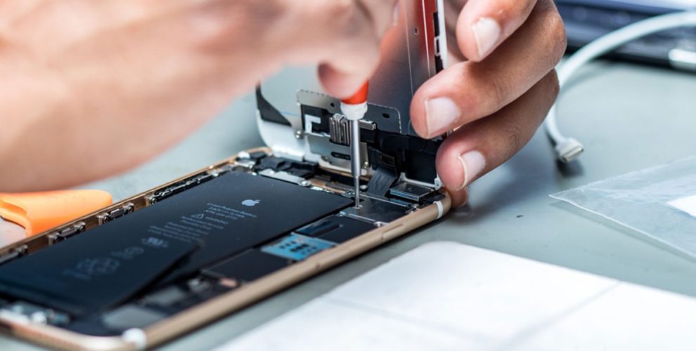 Een telefoon wordt zorgvuldig gerepareerd