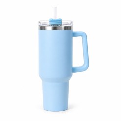 TRAVEL TUMBLER WITH STRAW & LID 30oz op een studioachtergrond