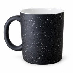 SPARCLE MAGIC MUG op een studioachtergrond