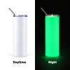 GLOW in the Dark skinny tumbler op een studioachtergrond